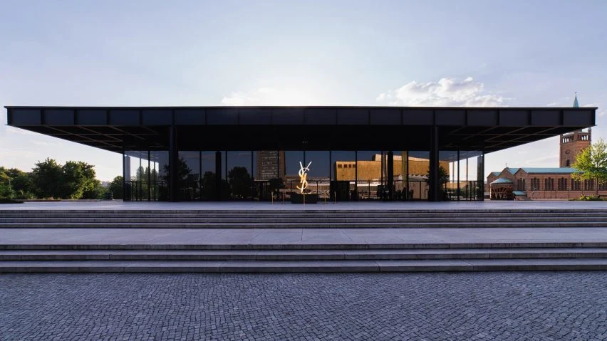 Le architetture straordinarie dei fashion show di Saint Laurent