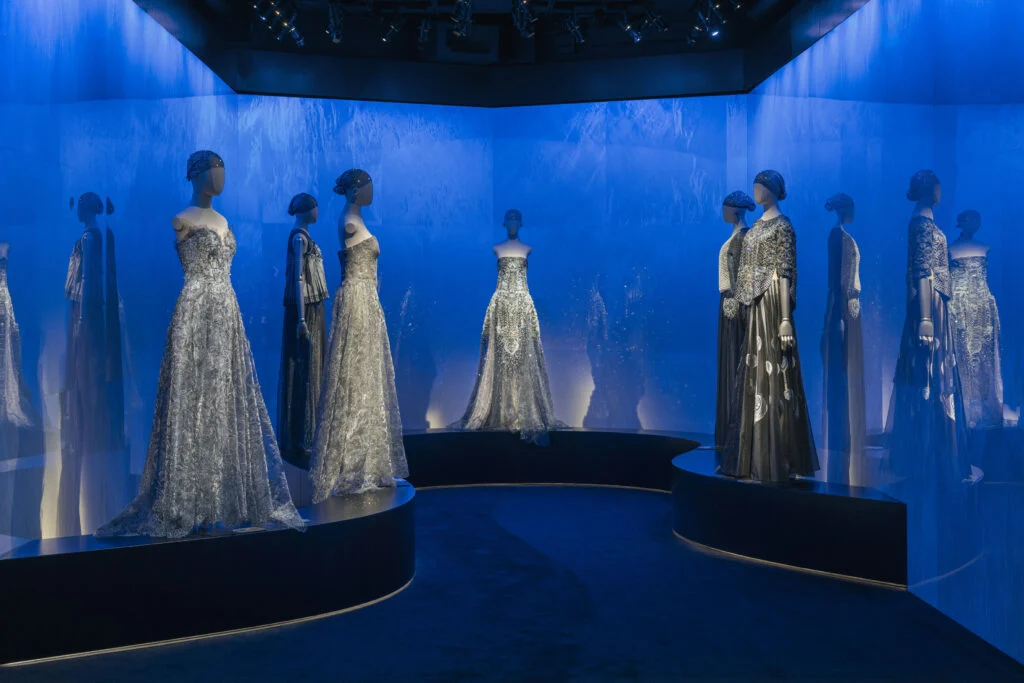 GIORGIO ARMANI PRIVÉ 2005–2025: DUE DECENNI DI ALTA MODA IN MOSTRA ALL’ARMANI/SILOS DI MILANO