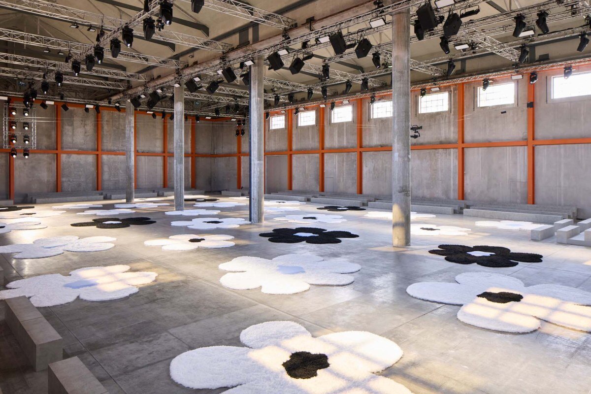 AMO di Rem Koolhaas: un terreno in moquette per la sfilata uomo Prada P/E 2026