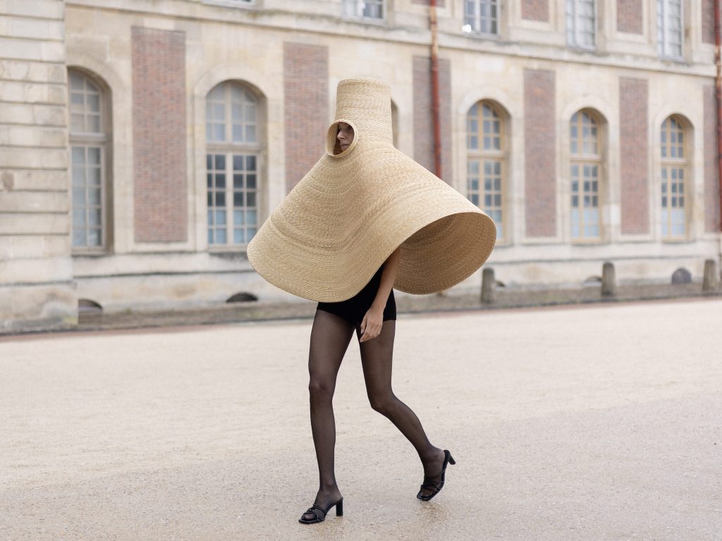 Chaude Couture racconta il Design climatico: la moda come micro-architettura ecologica e d’avanguardia 