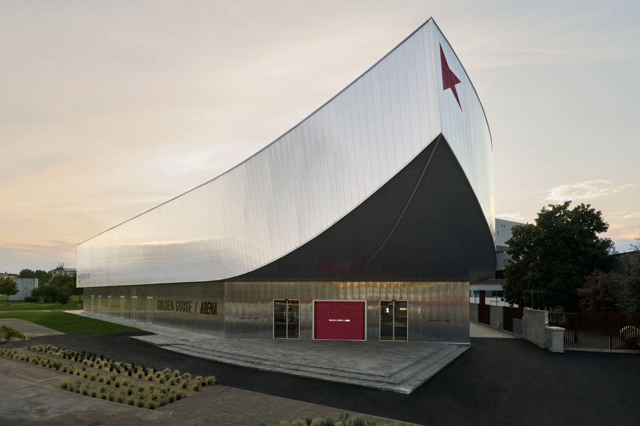 Apre a Milano Golden Goose Arena: il nuovo polo che unisce Padel e Design
