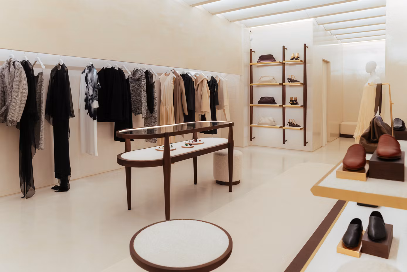 Alberta Ferretti inaugura la nuova boutique di via della Spiga: un dialogo tra sartorialità e architettura