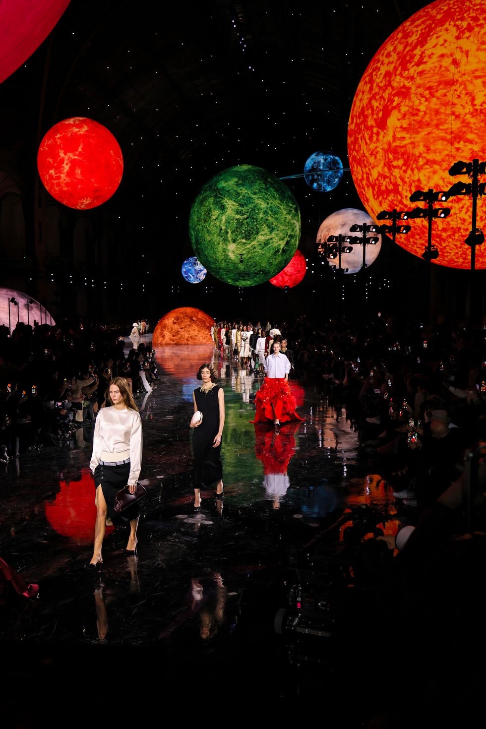 L’universo secondo Chanel: Il Grand Palais si trasforma in una galassia firmata Matthieu Blazy