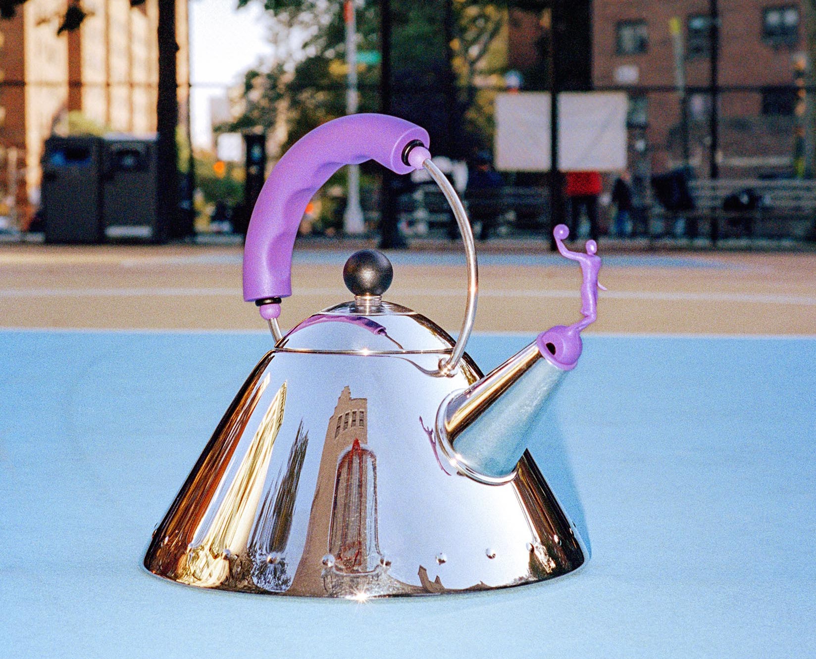 Il bollitore Alessi secondo Virgil Abloh: una rilettura contemporanea di un classico del design