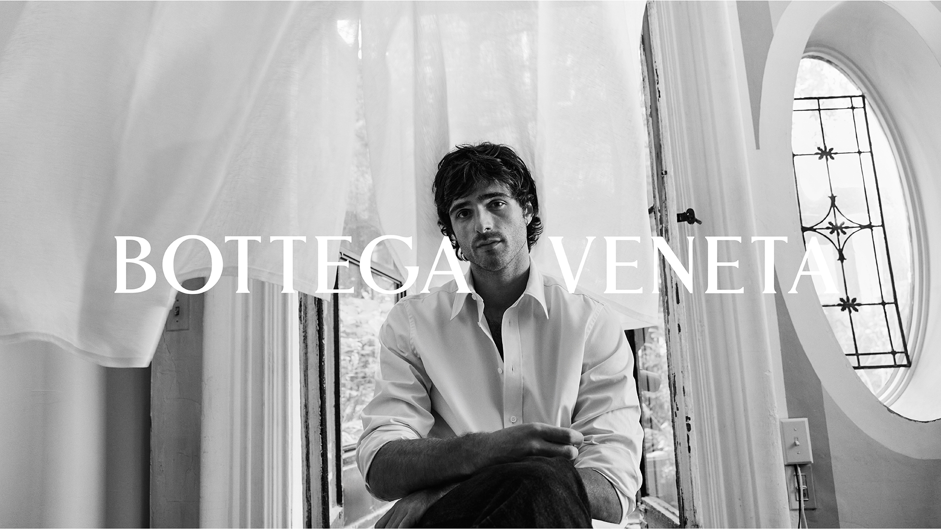 Bottega Veneta presenta “What Are Dreams”: Duane Michals e Jacob Elordi in un dialogo surreale tra memoria e immaginazione