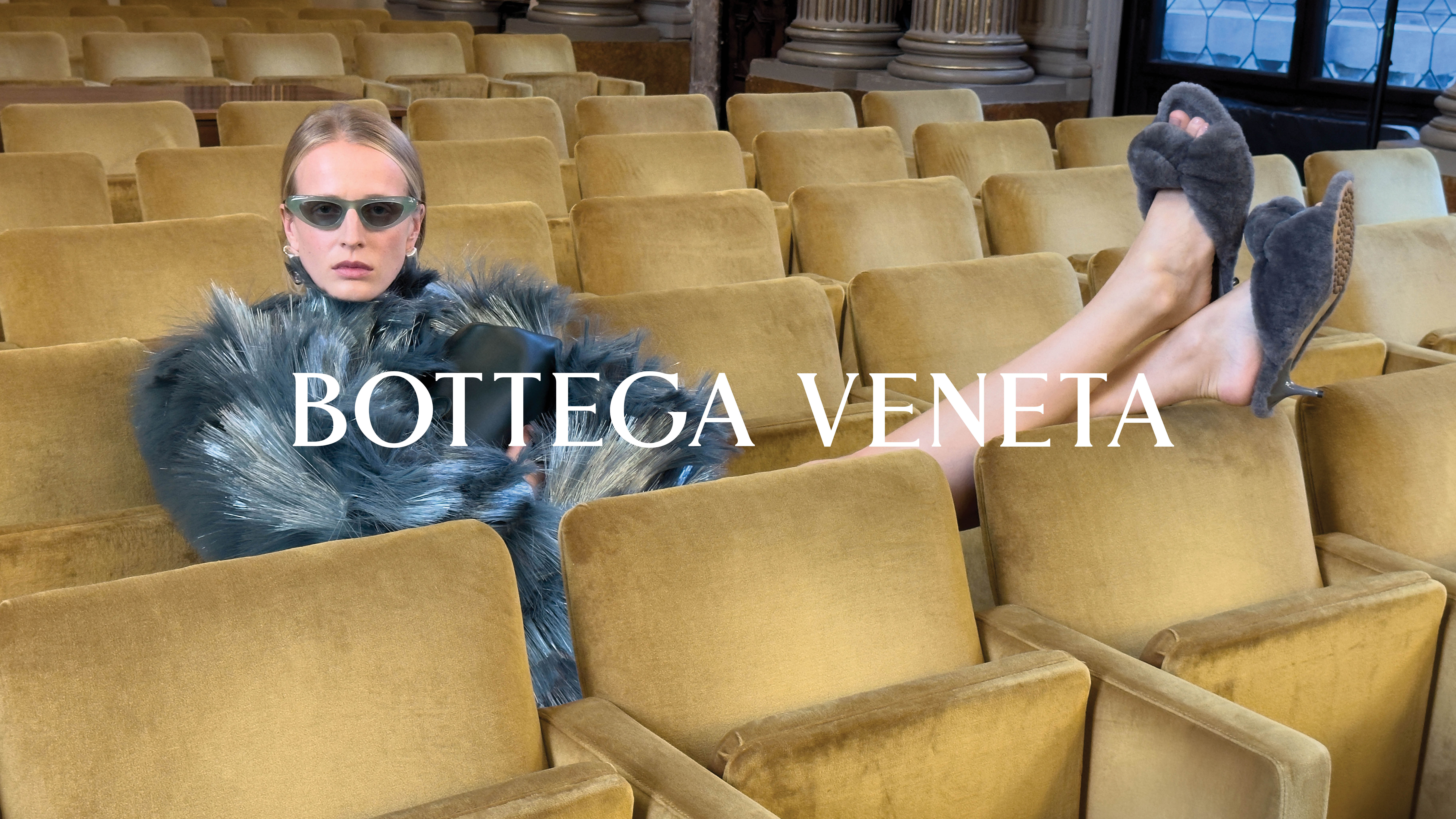 Bottega Veneta torna a Venezia con la campagna summer 26, scattata da Juergen Teller