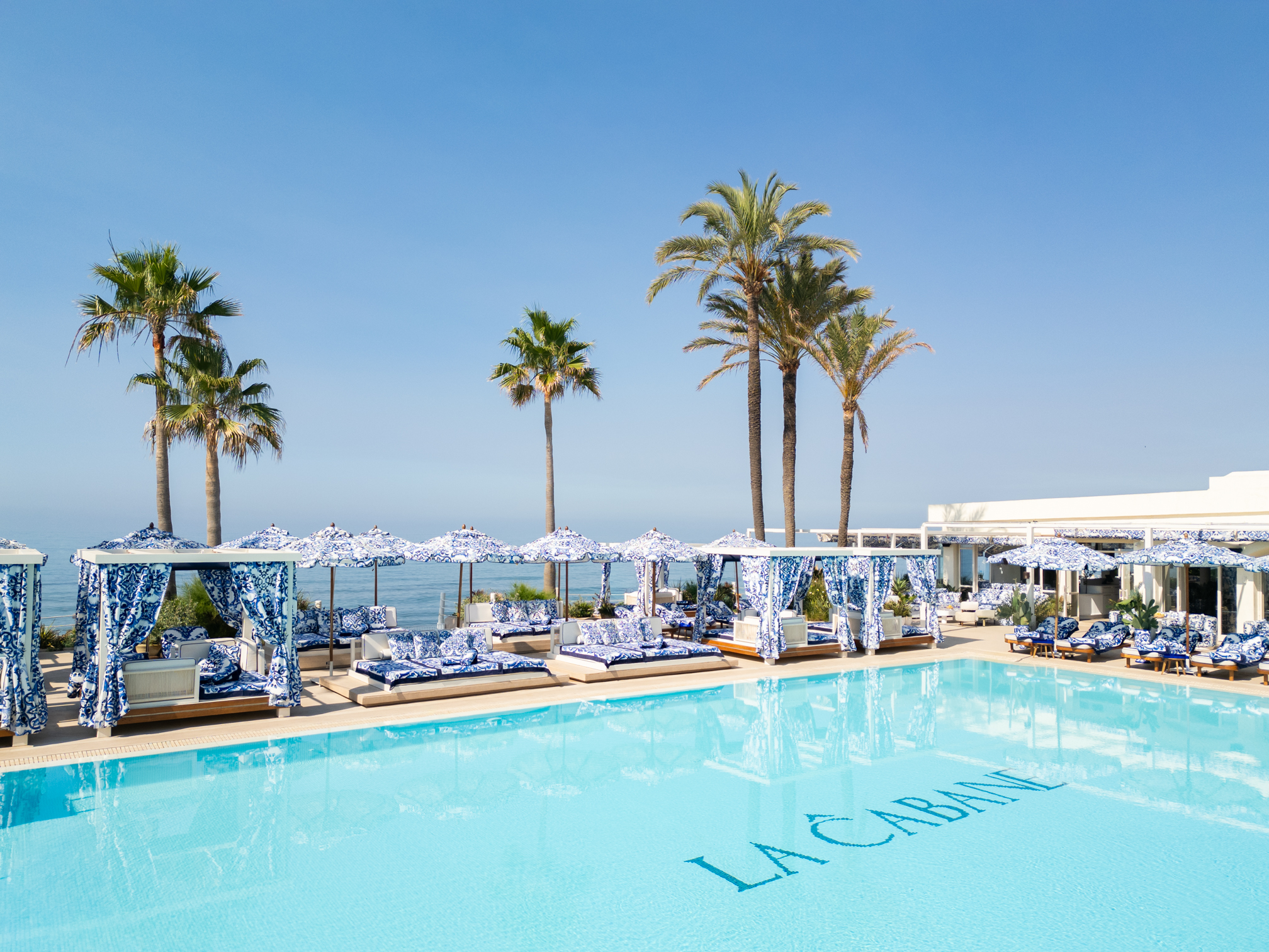 Dolce e Gabbana dipinge di blu la Costa del Sol