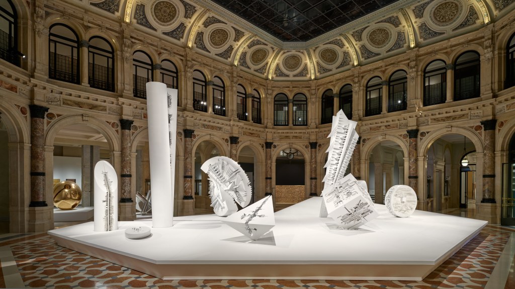 Arnaldo Pomodoro alle Gallerie d’Italia: la mostra del&nbsp;centenario